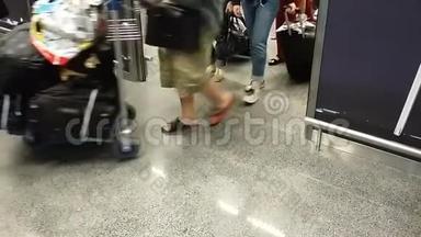 飞机抵达后携带行李离开机场候机楼的游客